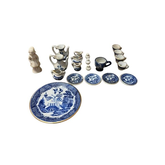 ANTIQUE Vtg BLUE WILLOW  CHILD'S TEA SET‎ Tiny Plates/Saucers/cups/Pitcher/Doll - Picture 1 of 6